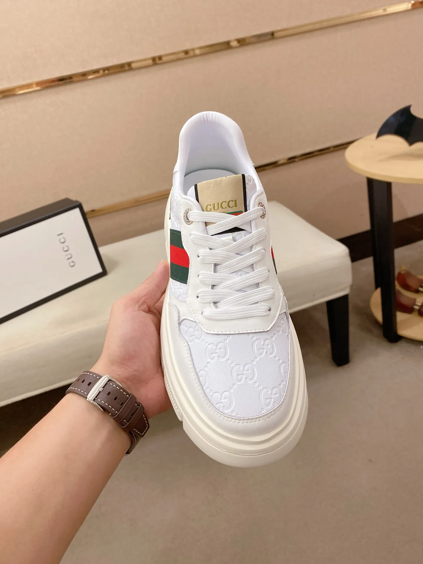 Men's shoes💰 420💰The new GUCCI (Gucci) counters are launched simultaneously. The new men's shoes, 😘fabrics are selected from imported cowhide, and the lining is sheepskin lining. 👍🏿 High-end ☄️ air-cushion molded anti-slip rubber outsole, exquisite lines, simple and elegant, comfortable and high-end for leisure travel. Code number: 38 to 44 (45 can be customized and cannot be returned or exchanged)
